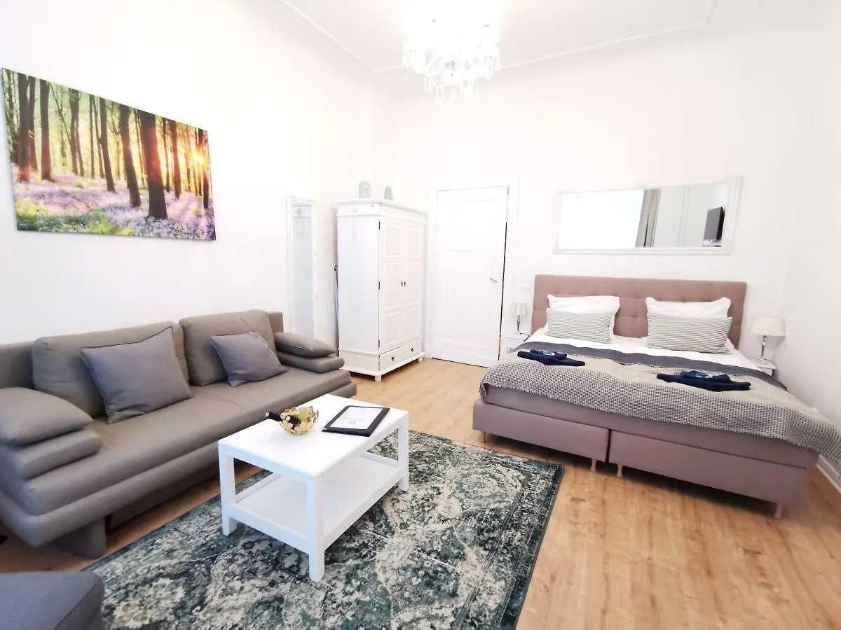 Kvh By Rockchair Apartments L Superhost Status L Boxspringbett Am Schloss Charlottenburg Welcomes You! Berlin